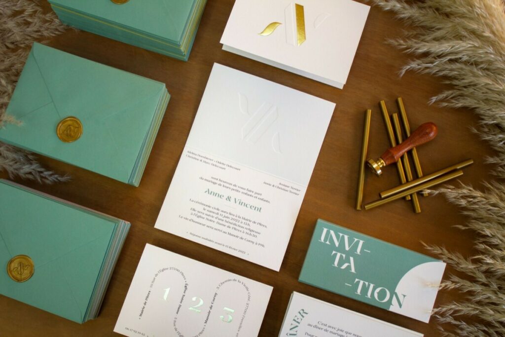 Faire-part de mariage Logo dorure or gablée et gaufrage – Old mil Premium White – impression numérique – Embossage
