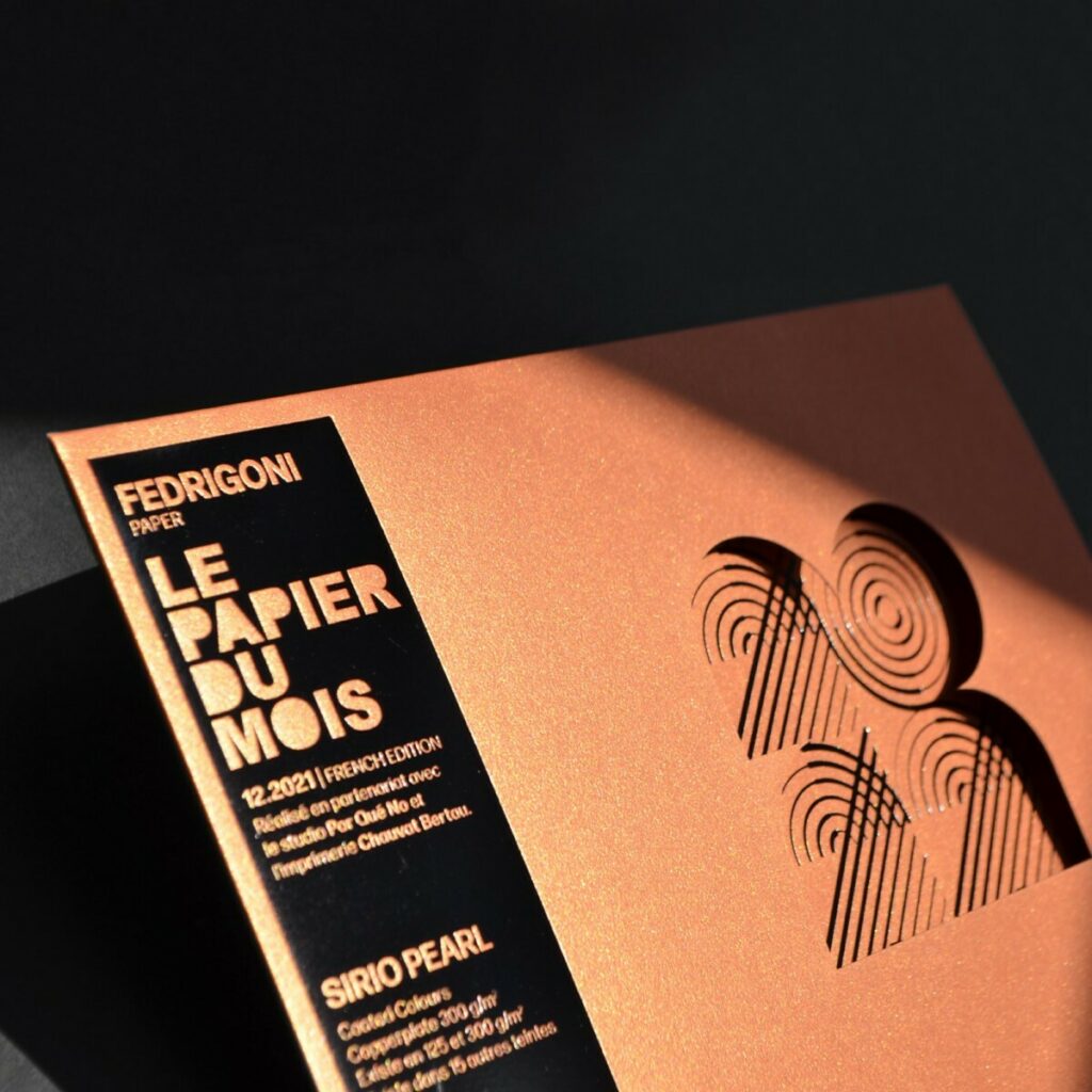 Collaboration Fedrigoni Le Papier du Mois Décembre 2021 : Sirio pearl Copperplate 300gr/m2 – Pochette A5 avec coupon – Découpe laser – Marquage à chaud noir brillant