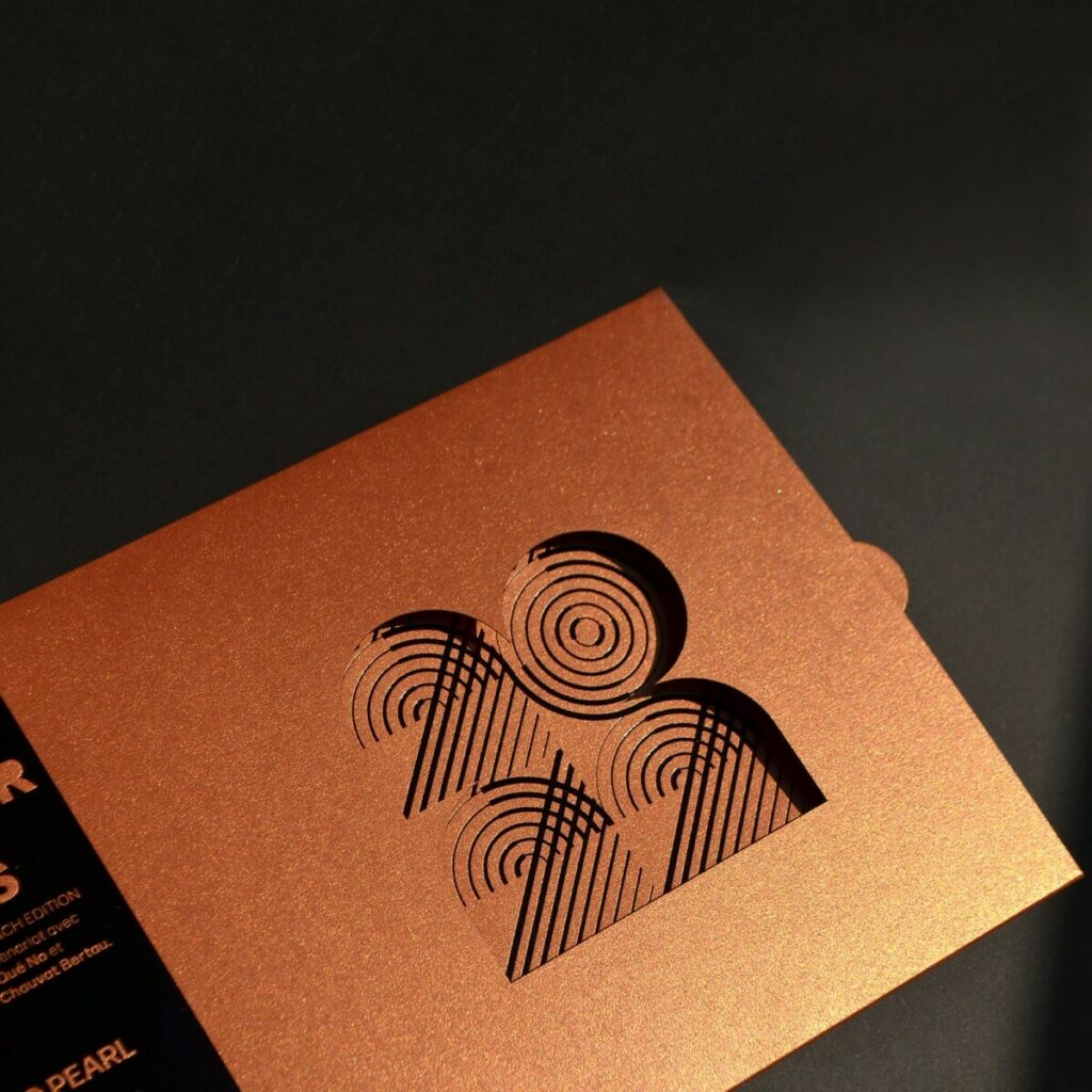 Collaboration Fedrigoni Le Papier du Mois Décembre 2021 : Sirio pearl Copperplate 300gr/m2 – Pochette A5 avec coupon – Découpe laser – Marquage à chaud noir brillant