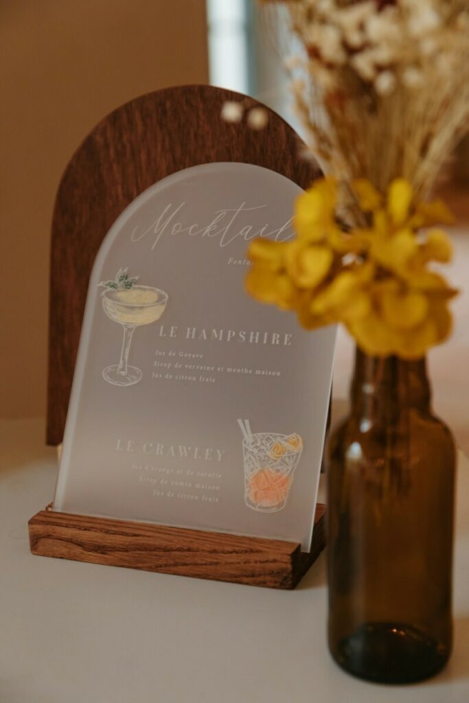Pancarte mariage cocktail plexi givré impression Quadri – Gravure et découpe laser arrondie – Acrylique Satin 3mm