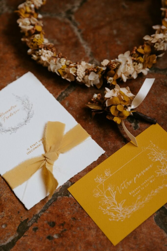 Faire-part de 10 ans de mariage en dorure à chaud or mat sur papier coton avec ruban ocre fait main – Arches Expression 400gr/m2 – Carton impression blanche numérique – Tintoretto Ceylon Curry 300gr/m2