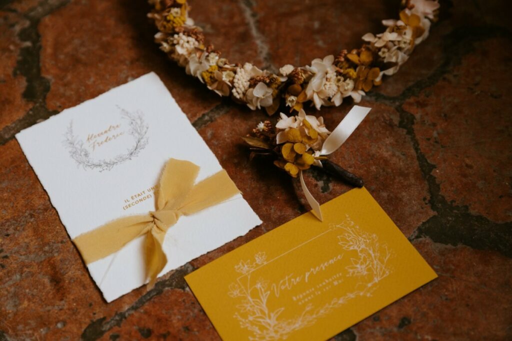 Faire-part de 10 ans de mariage en dorure à chaud or mat sur papier coton avec ruban ocre fait main – Arches Expression 400gr/m2 – Carton impression blanche numérique – Tintoretto Ceylon Curry 300gr/m2