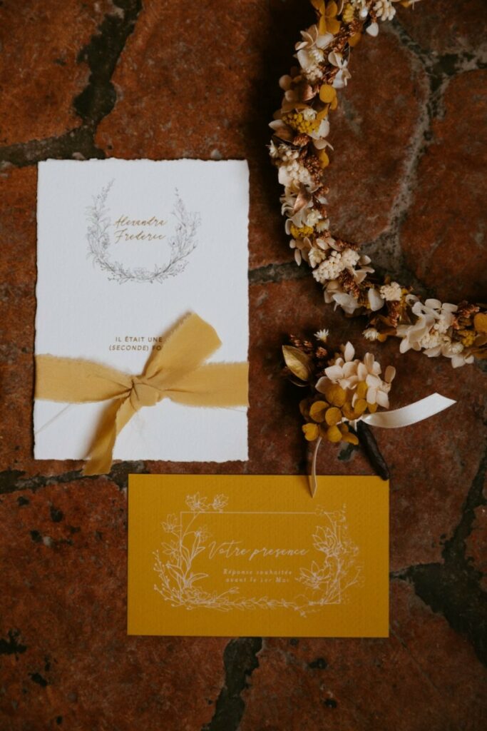 Faire-part de 10 ans de mariage en dorure à chaud or mat sur papier coton avec ruban ocre fait main – Arches Expression 400gr/m2 – Carton impression blanche numérique – Tintoretto Ceylon Curry 300gr/m2