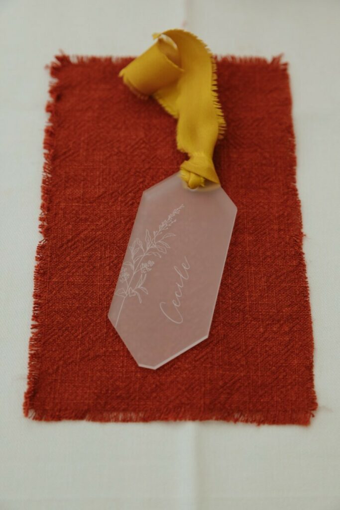 Marque places mariage en plexiglass grivé 3mm et sont ruban artisanal ocre – Découpe laser