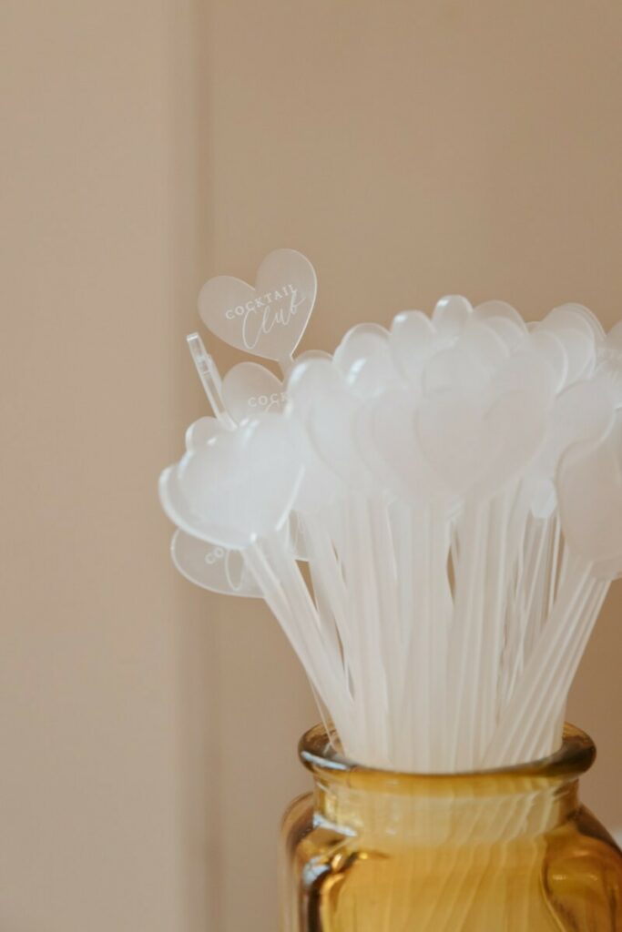 Touilleur pour cocktail mariage – Découpe et gravure laser sur plexiglass givré 3mm