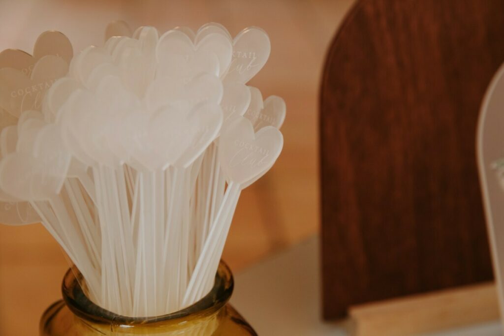 Touilleur pour cocktail mariage – Découpe et gravure laser sur plexiglass givré 3mm