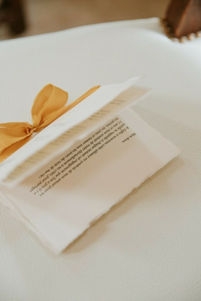 Livret de voeux 8 pages pour mariage sur papier coton fait main avec ruban satin ocre