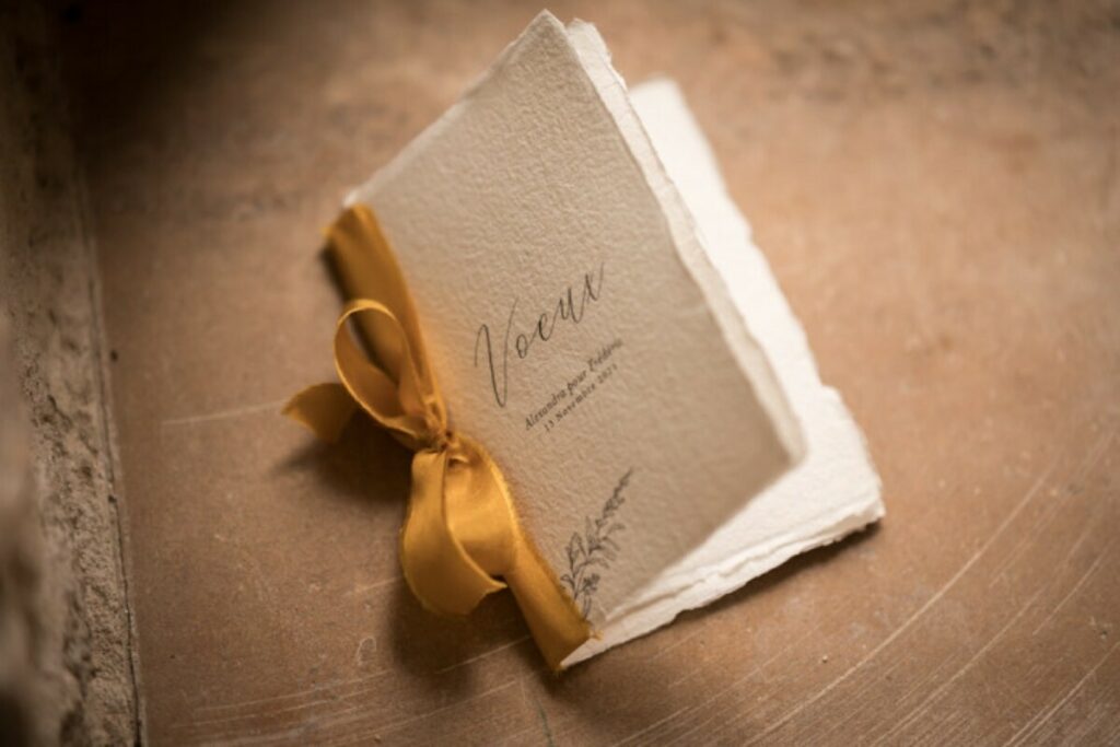 Livret de voeux 8 pages pour mariage sur papier coton fait main avec ruban satin ocre