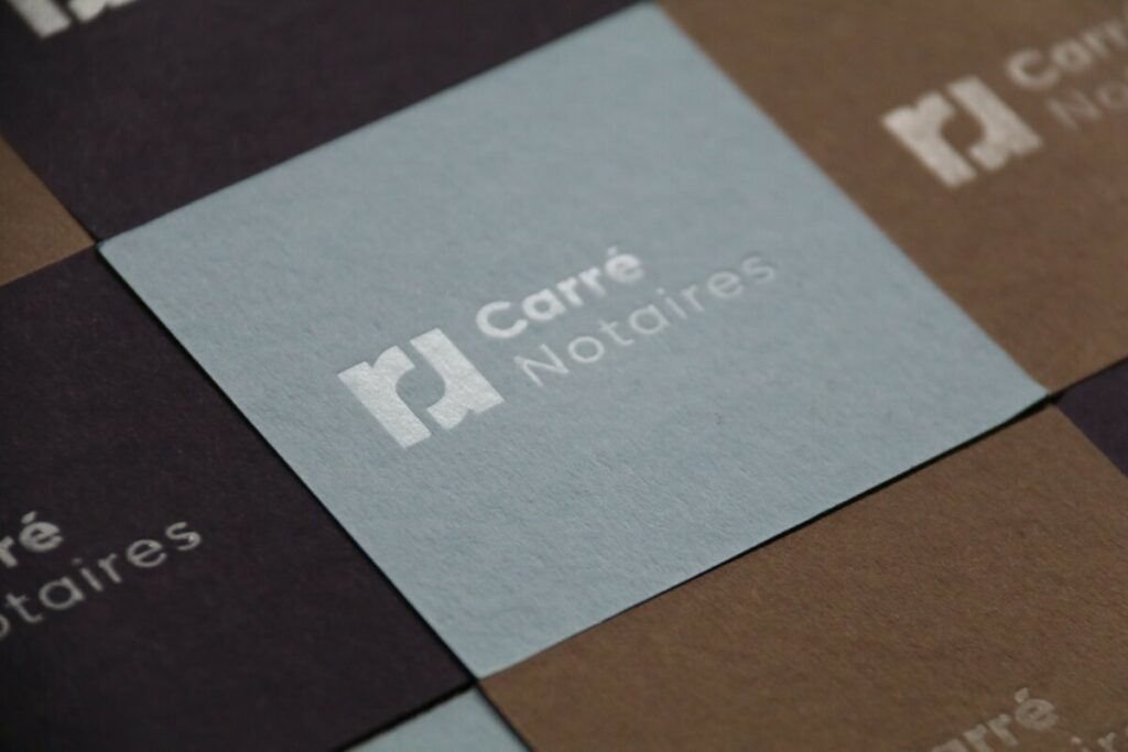 Cartes de visite carrées pour Notaires avec papier de création – Marquage à chaud Transparents – Colorplan 350gr/m2  Amethyst, Nubuck brown, Azure Blue