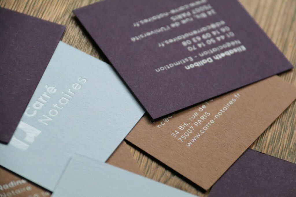 Cartes de visite carrées pour Notaires avec papier de création – Marquage à chaud Transparents – Colorplan 350gr/m2  Amethyst, Nubuck brown, Azure Blue
