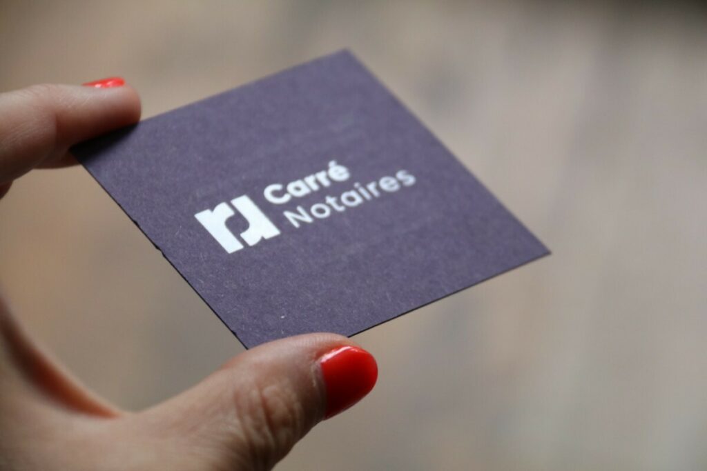 Cartes de visite carrées pour Notaires avec papier de création – Marquage à chaud Transparents – Colorplan 350gr/m2  Amethyst, Nubuck brown, Azure Blue