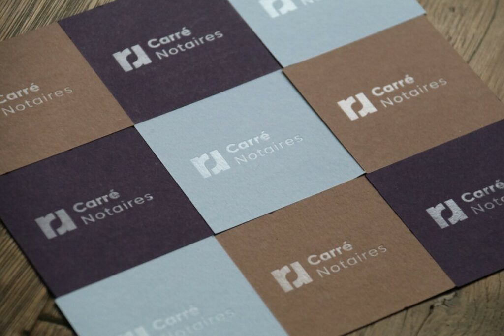 Cartes de visite carrées pour Notaires avec papier de création – Marquage à chaud Transparents – Colorplan 350gr/m2  Amethyst, Nubuck brown, Azure Blue
