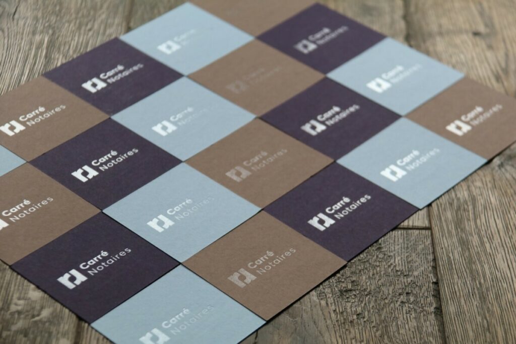 Cartes de visite carrées pour Notaires avec papier de création – Marquage à chaud Transparents – Colorplan 350gr/m2  Amethyst, Nubuck brown, Azure Blue