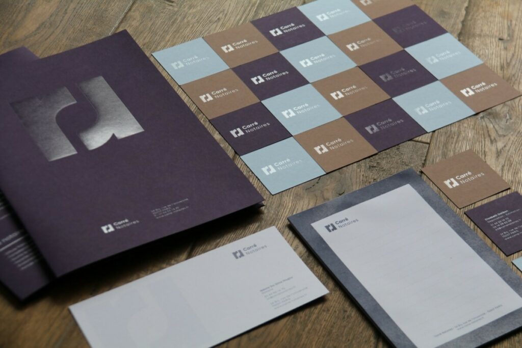 Papeterie complete pour notaires – cartes de visite, chemise et bloc note – Marquage à chaud Transparents – Colorplan 350gr/m2  Amethyst, Nubuck brown, Azure Blue