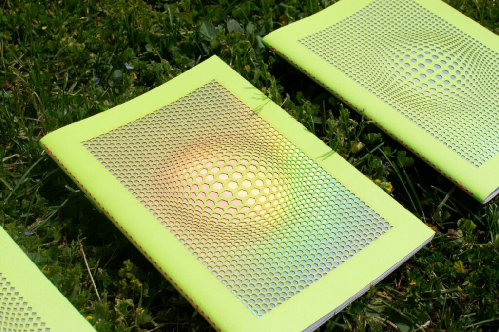 Collection de carnets de notes Illusonautes – Gmund action nuclear acid – découpe laser motifs holographiques laser – Reliure couture singer Rose Fluo – impression Pantone Rose fluo PMS 806