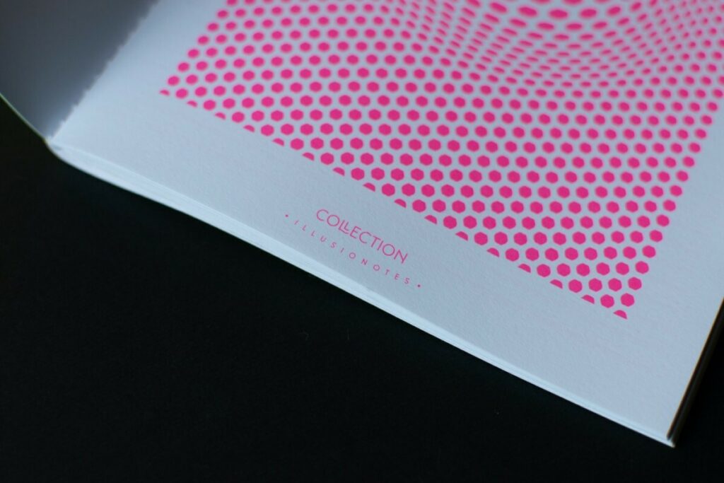 Collection de carnets de notes Illusonautes – Gmund action nuclear acid – découpe laser motifs holographiques laser – Reliure couture singer Rose Fluo – impression Pantone Rose fluo PMS 806