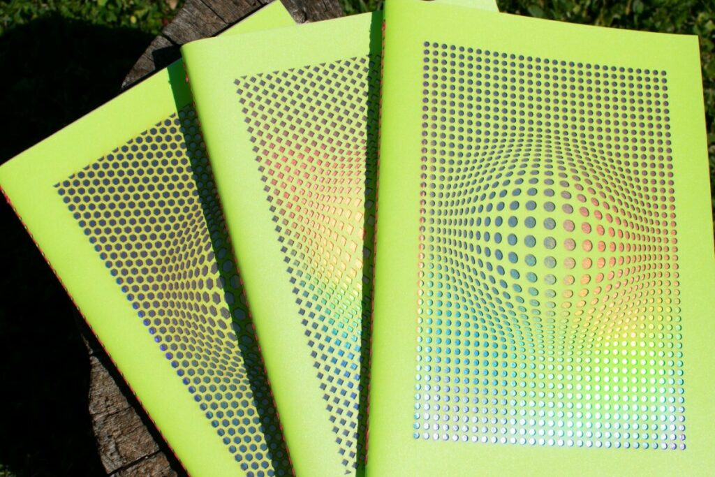 Collection de carnets de notes Illusonautes – Gmund action nuclear acid – découpe laser motifs holographiques laser – Reliure couture singer Rose Fluo – impression Pantone Rose fluo PMS 806