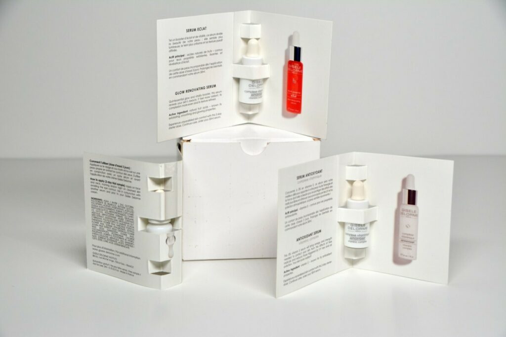 Cartes échantillons cosmétique avec coffet de transport – Olin Regular extra blanc 300gr/m2 – Découpe à la forme avec rainages