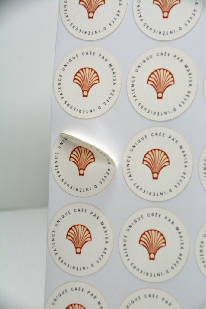 Planche de stickers sur mesure avec papier texturé – Rives tradition 170gr/m2 – Adhésif double face – Découpe laser mi-chaire ronde