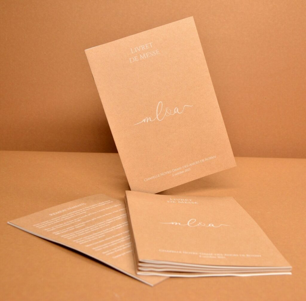 Livret de messe raffiné sur papier kraft recyclé impression blanche – Cocoa shell 300gr/m2 – reliure 2 agrafes métal