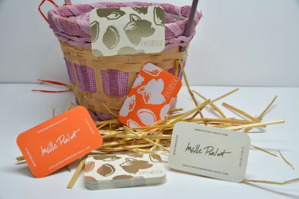Cartes de visite bicolore concept store artistique Provençal – Colorplan China White et Mandarin 350gr/m2 – Marquage à chaud Blanc et Satin Gold 455 R°V° – 4 angles arrondis 9mm