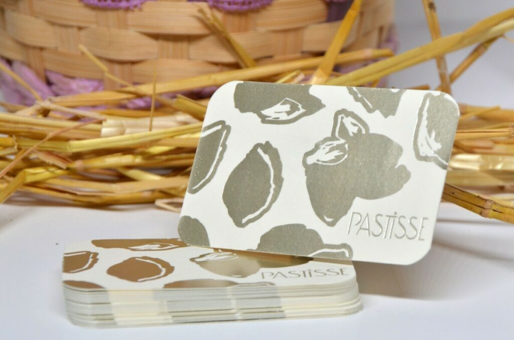 Cartes de visite concept store artistique Provençal – Colorplan China White 350gr/m2 – Marquage à chaud Satin Gold 455 R°V° – 4 angles arrondis 9mm
