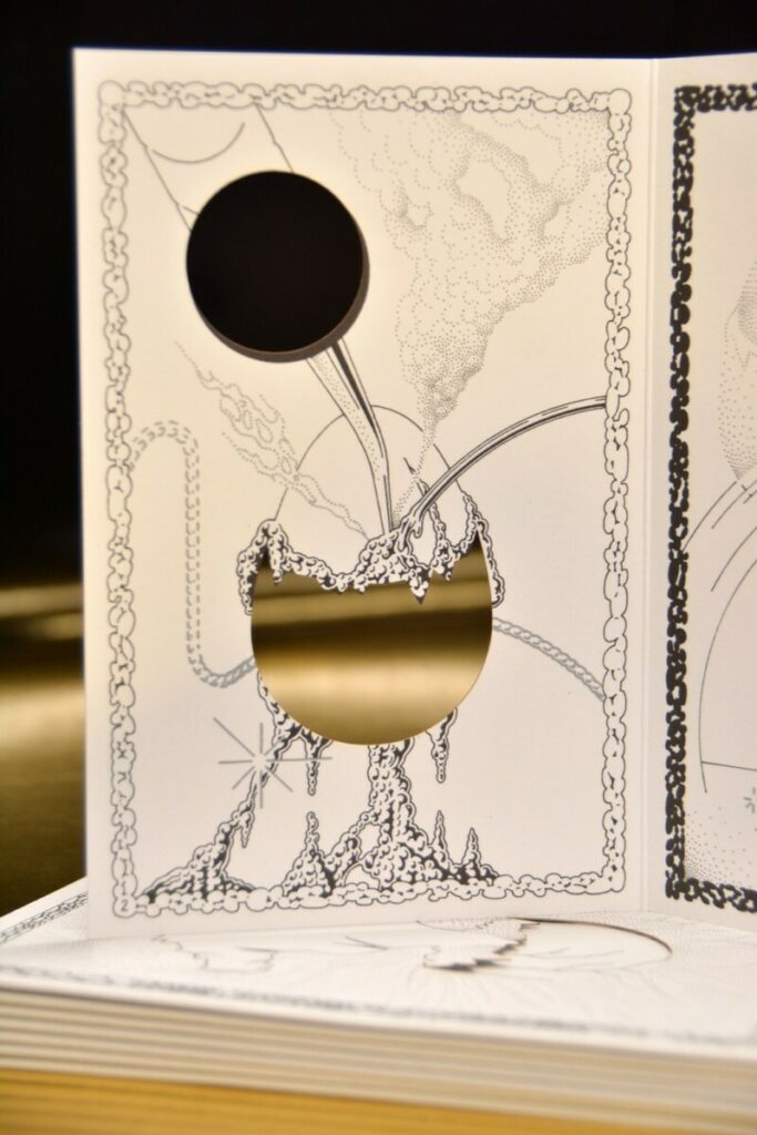 Flyer dépliant pour festival avec découpe laser et impression pantone Argent PMS 877 – Olin regular extra blanc 300gr/m2