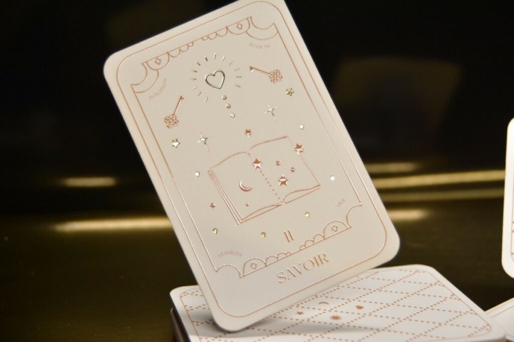 Oracles Jeux de tarot bicolore 22 cartes – Vernis 3D – Dorure à chaud Or brillant et pelliculage mat – 4 angles arrondis 9mm