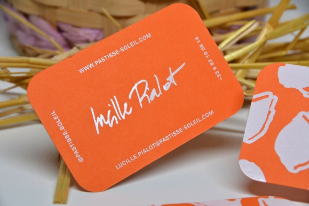 Cartes de visite concept store artistique Provençal – Colorplan Mandarin 350gr/m2 – Marquage à chaud blanc brillant R°V° – 4 angles arrondis 9mm