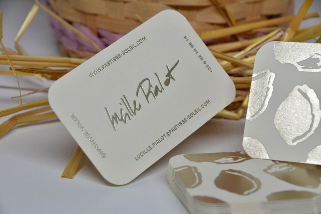 Cartes de visite concept store artistique Provençal – Colorplan China White 350gr/m2 – Marquage à chaud Satin Gold 455 R°V° – 4 angles arrondis 9mm