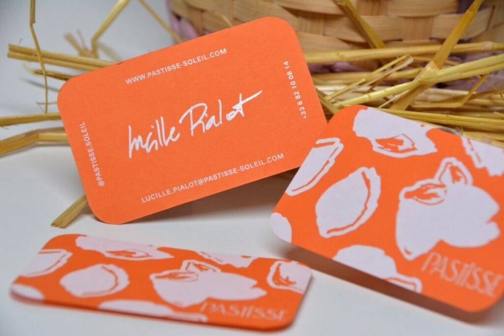 Cartes de visite concept store artistique Provençal – Colorplan Mandarin 350gr/m2 – Marquage à chaud blanc brillant R°V° – 4 angles arrondis 9mm