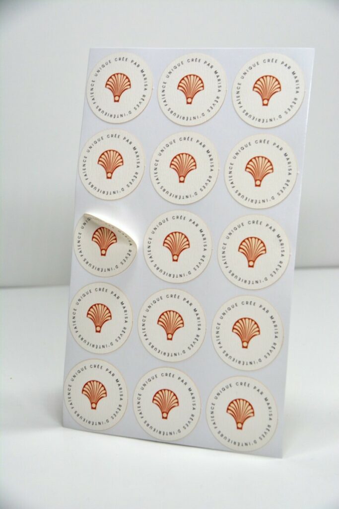 Planche de stickers sur mesure avec papier texturé – Rives tradition 170gr/m2 – Adhésif double face – Découpe laser mi-chaire ronde