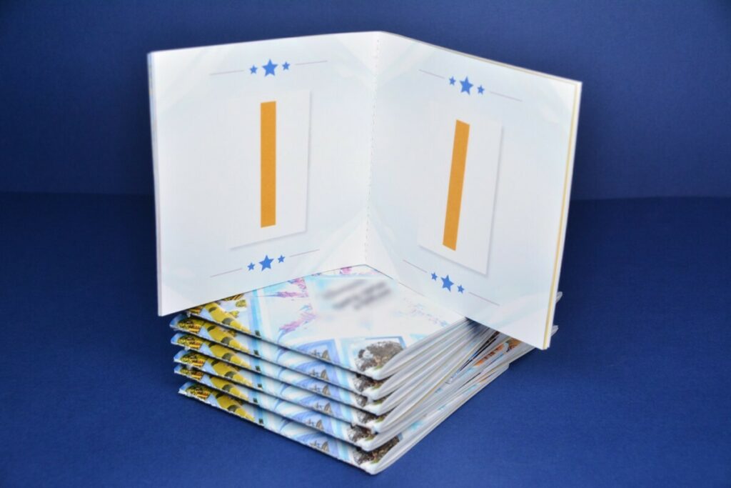 Livre photo Polaroïd évènement parc d’attraction – Double face en attente – Reliure couture singer – Couverture Bodonnienne 600gr/m2 – Pelliculage Mat