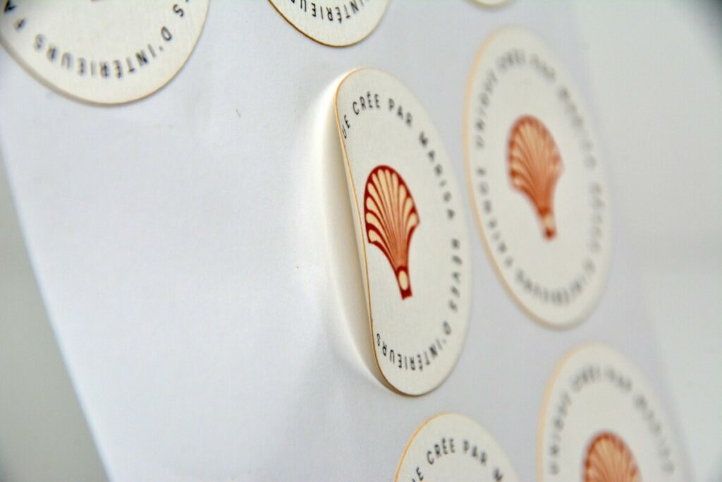 Planche de stickers sur mesure avec papier texturé – Rives tradition 170gr/m2 – Adhésif double face – Découpe laser mi-chaire ronde