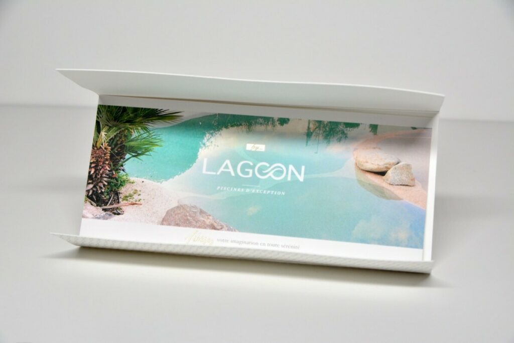 Carton d’invitation inauguration luxe – QR code en marquage à chaud or mat avec pelliculage soft touch – pochette avec rabat old mill premium white avec dorure or mat
