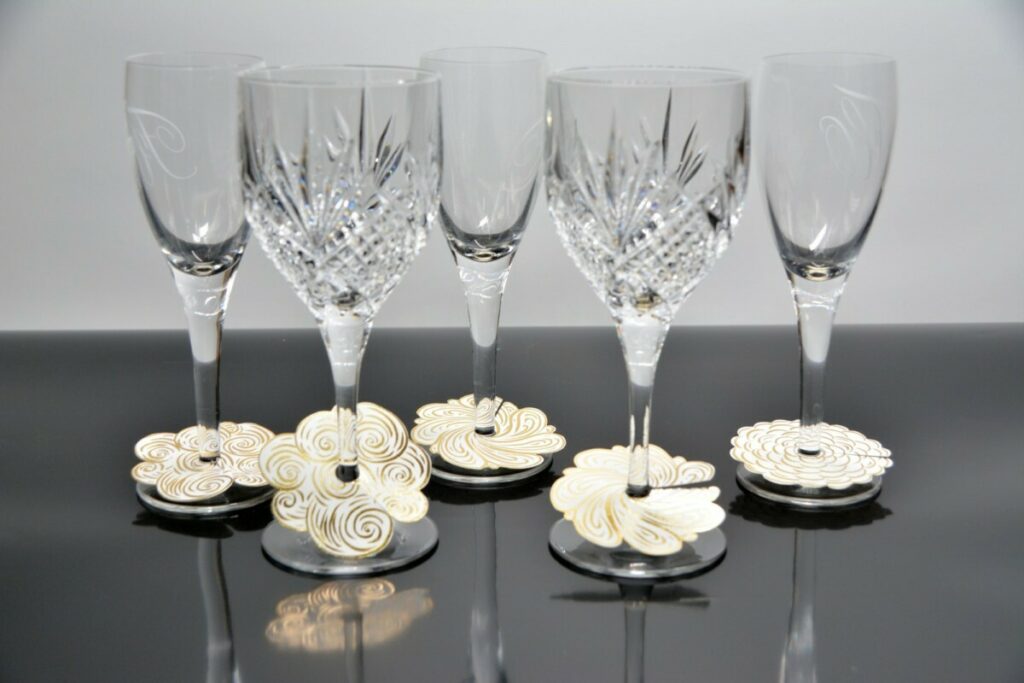 Décoration de verre réception Pierre Hermé – Découpe à la forme et dorure à chaud or brillante – Colorplan Bright White 270gr/m2