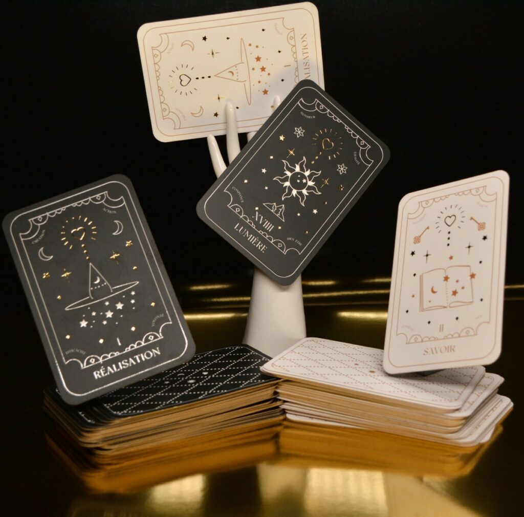 Oracles Jeux de tarot bicolore 22 cartes – Vernis 3D – Dorure à chaud Or brillant et pelliculage mat – 4 angles arrondis 9mm