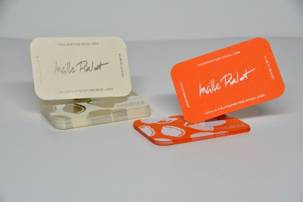 Cartes de visite bicolore concept store artistique Provençal – Colorplan China White et Mandarin 350gr/m2 – Marquage à chaud Blanc et Satin Gold 455 R°V° – 4 angles arrondis 9mm