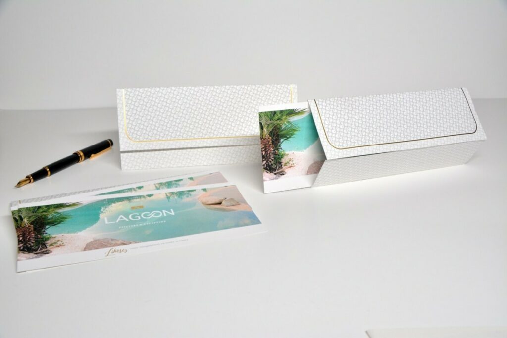 Carton d’invitation inauguration luxe – QR code en marquage à chaud or mat avec pelliculage soft touch – pochette avec rabat old mill premium white avec dorure or mat