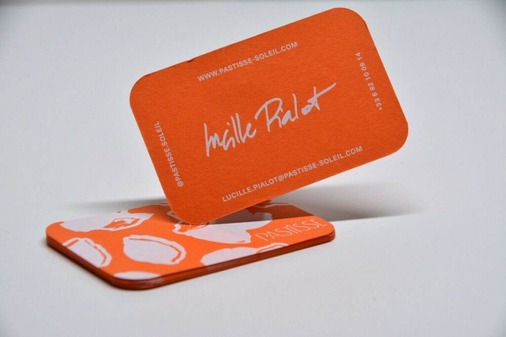 Cartes de visite concept store artistique Provençal – Colorplan Mandarin 350gr/m2 – Marquage à chaud blanc brillant R°V° – 4 angles arrondis 9mm