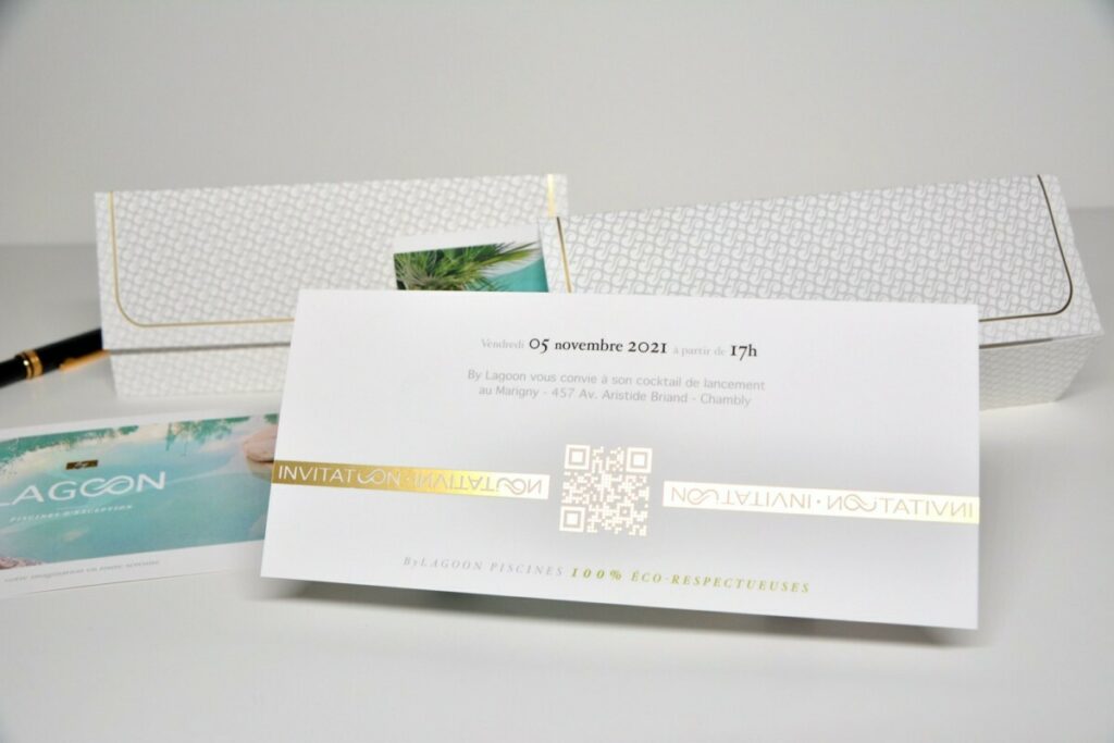 Carton d’invitation inauguration luxe – QR code en marquage à chaud or mat avec pelliculage soft touch – pochette avec rabat old mill premium white avec dorure or mat