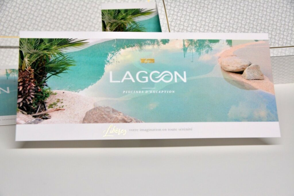 Carton d’invitation inauguration luxe – QR code en marquage à chaud or mat avec pelliculage soft touch – pochette avec rabat old mill premium white avec dorure or mat
