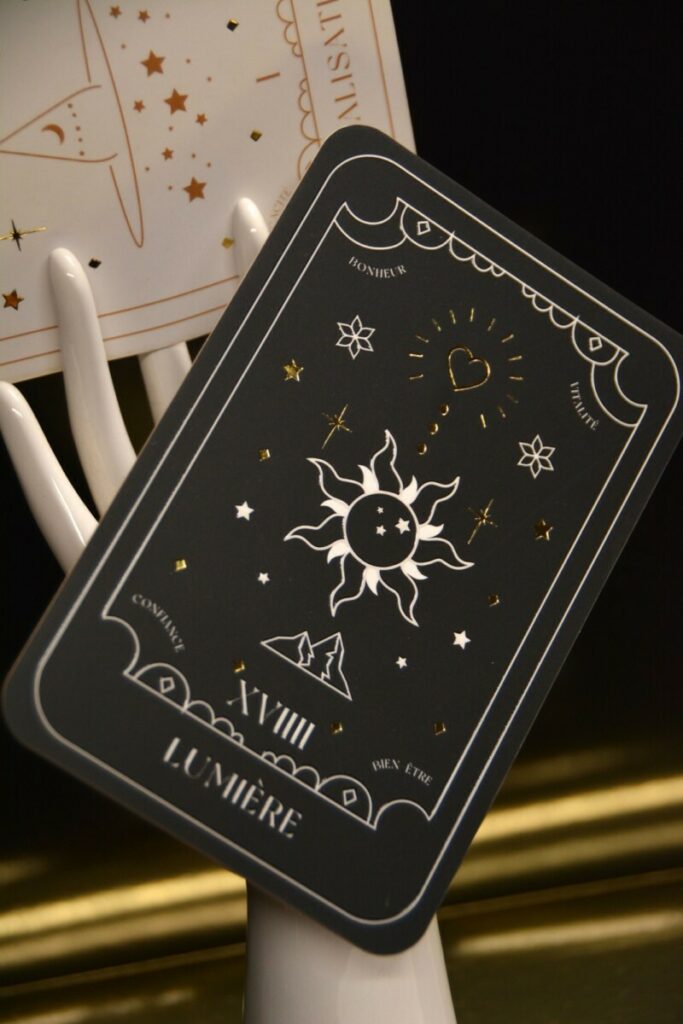 Oracles Jeux de tarot bicolore 22 cartes – Vernis 3D – Dorure à chaud Or brillant et pelliculage mat – 4 angles arrondis 9mm