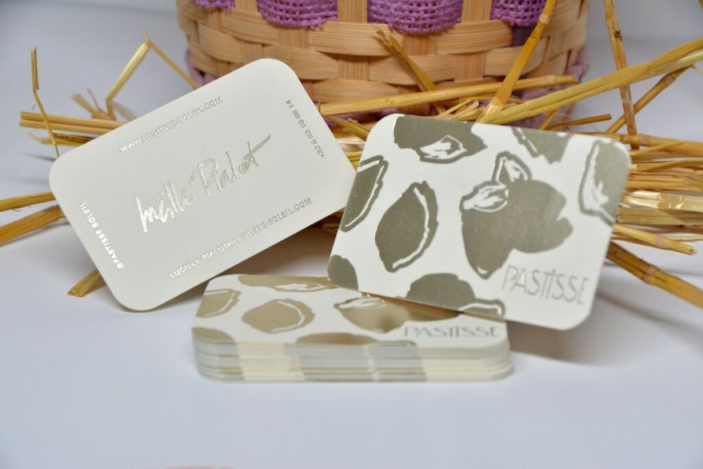 Cartes de visite concept store artistique Provençal – Colorplan China White 350gr/m2 – Marquage à chaud Satin Gold 455 R°V° – 4 angles arrondis 9mm