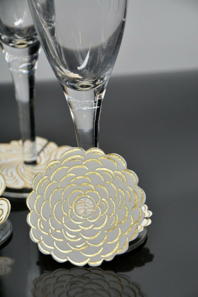 Décoration de verre réception Pierre Hermé – Découpe à la forme et dorure à chaud or brillante – Colorplan Bright White 270gr/m2