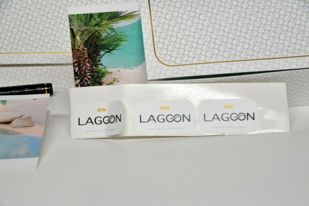 Etiquettes logo pour pochette invitation – Adhésif PET  – Découpe laser mi-chaire en planche