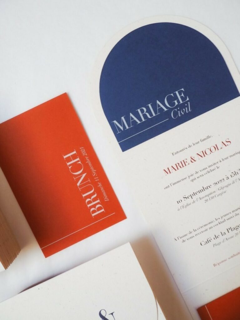 Faire-part de mariage moderne et élégant avec pochette, découpe arrondie et carton brunch – Bio Cycle Wheat 300gr/m2, Colorplan Rust et Sapphire 270gr/m2 impression blanche numérique – Orange et bleu