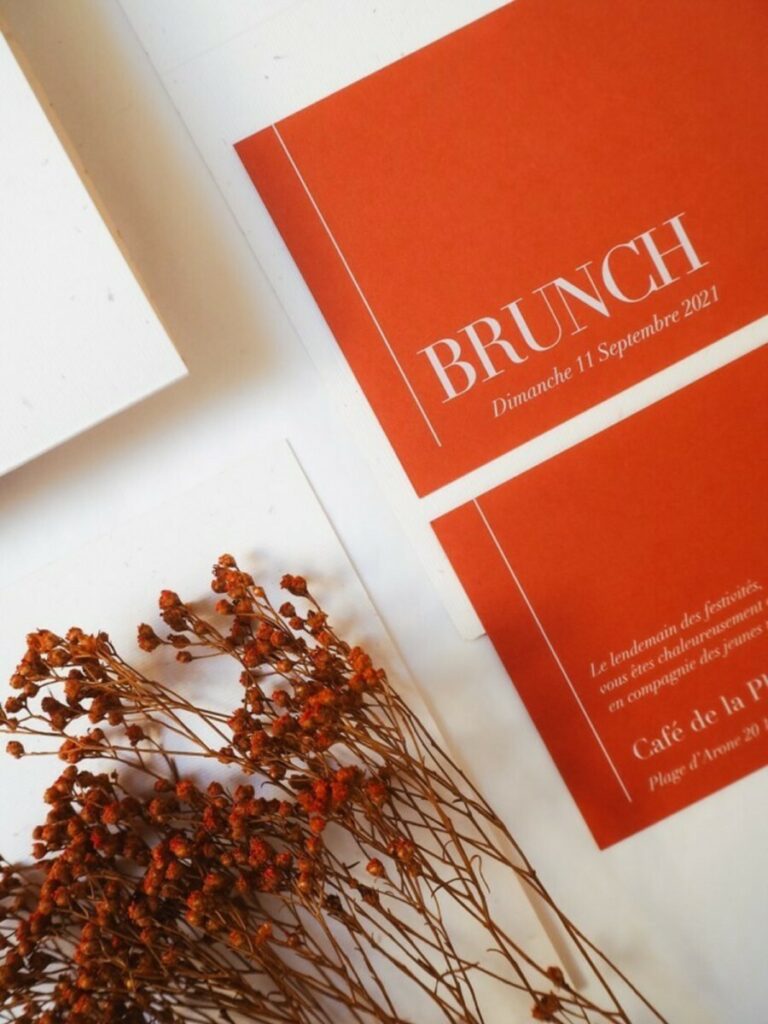 Faire-part de mariage moderne et élégant avec pochette, découpe arrondie et carton brunch – Bio Cycle Wheat 300gr/m2, Colorplan Rust et Sapphire 270gr/m2 impression blanche numérique – Orange et bleu