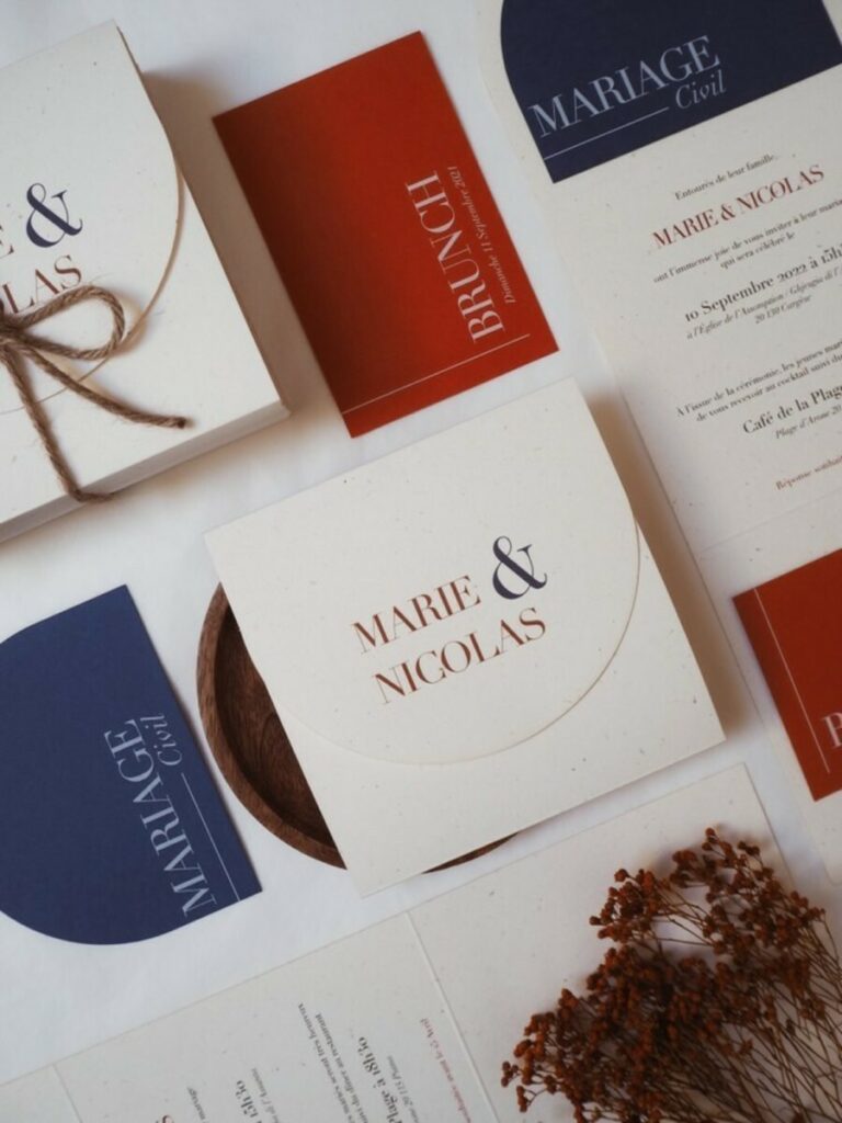 Faire-part de mariage moderne et élégant avec pochette, découpe arrondie et carton brunch – Bio Cycle Wheat 300gr/m2, Colorplan Rust et Sapphire 270gr/m2 impression blanche numérique – Orange et bleu