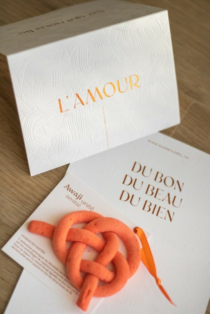 Carte de voeux avec guimauve, Marquage à chaud cuivre et débossage pur – Pur Coton 350gr – Projet Collaboratif